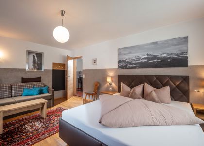 Appartements_Rieser_Sportplatzstrasse_338_Mayrhofen_06_2019_Stiegenhaus_App_Regenbogen_1._Stock_Schlafzimmer_1.JPG