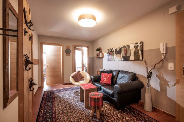 Appartements_Rieser_Sportplatzstrasse_338_Mayrhofen_06_2019_Stiegenhaus_App_Sonnenschein_2._Stock_Vorraum.JPG